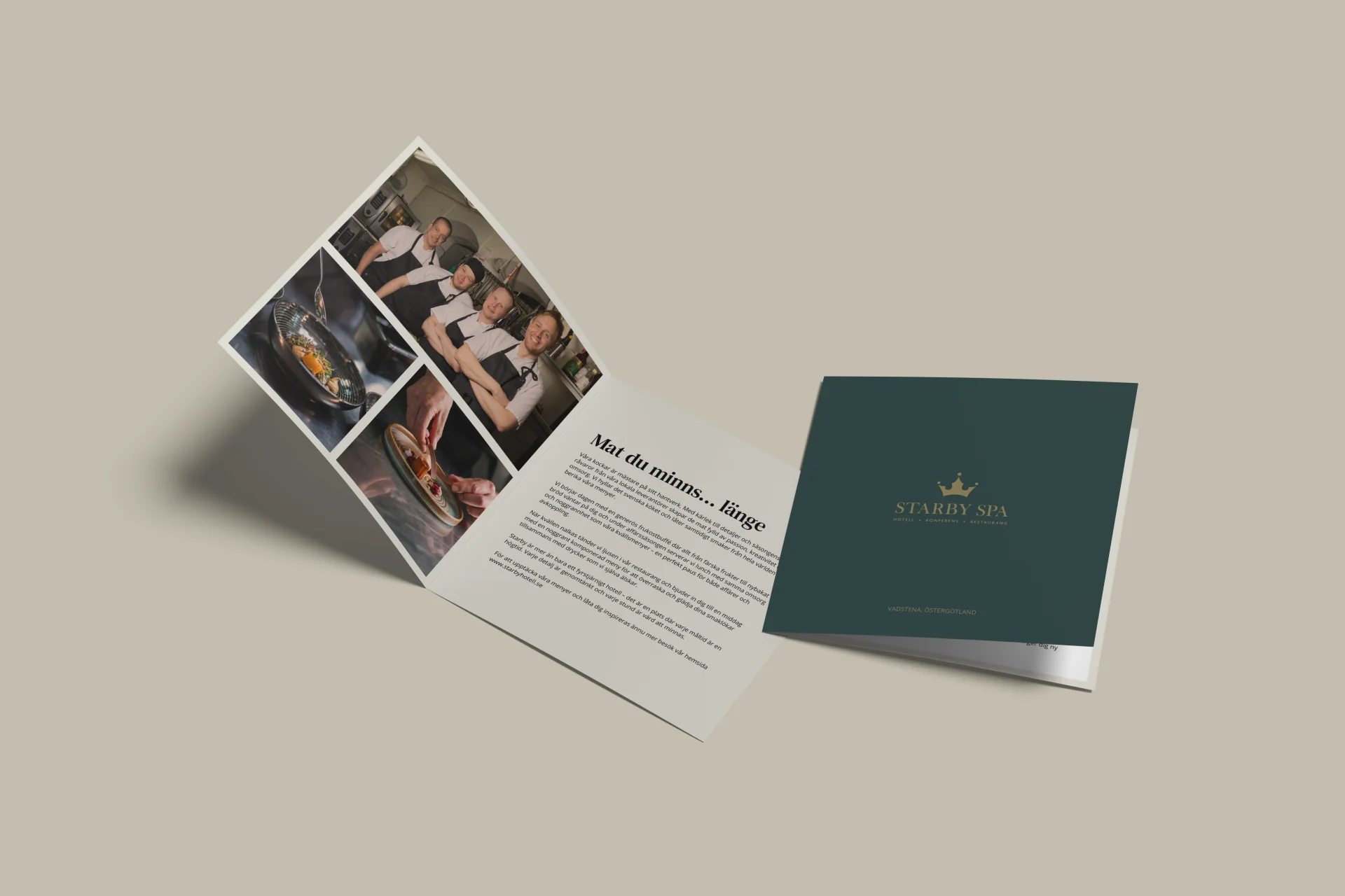 En grön broschyr för Starby Spa visas öppen och stängd. Den öppna broschyren visar foton av kockar som lagar mat och ett textavsnitt, medan det stängda omslaget visar Starby Spa-logotypen i guld mot en mörk bakgrund.