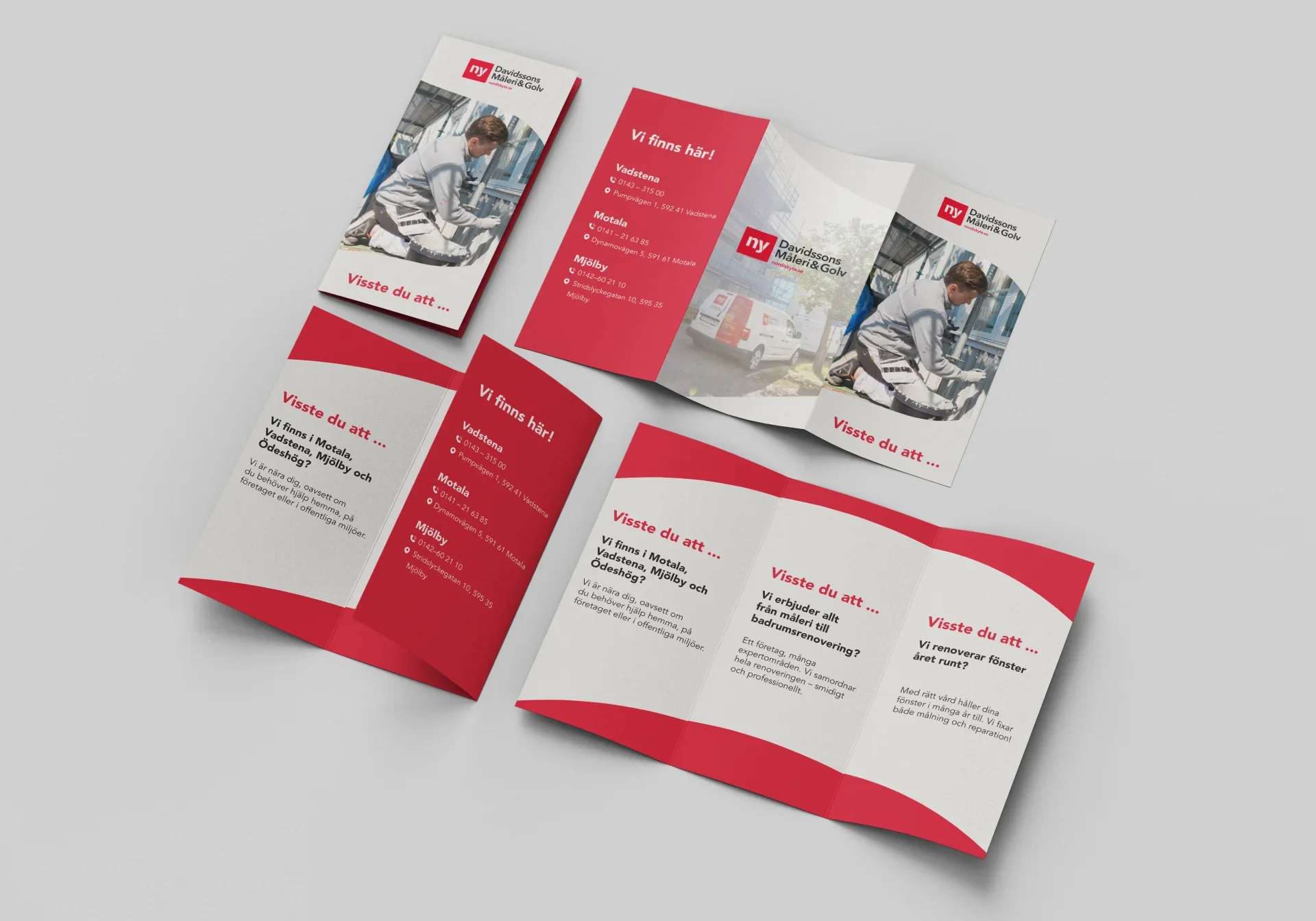 En röd och vit tredelad broschyr på en vit yta med svensk text, bilder på människor i arbete och olika informationsavsnitt om tjänster eller erbjudanden.
